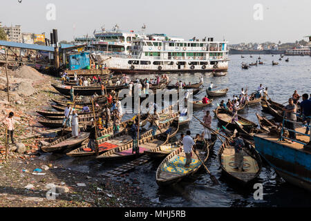 Dhaka, Bangladesh, 24. Februar 2017: Kleine Ruderboote warten auf Passagiere am Ufer des Flusses Buriganga in Dhaka, Bangladesh Stockfoto