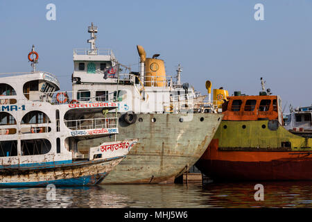 Dhaka, Bangladesh, 24. Februar 2017: Drei rostige alte Menschen und Frachtschiffe auf der Werft auf der Buriganga Fluss in Dhaka, Bangladesh Stockfoto