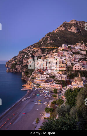 Morgendämmerung über Positano an der Amalfi Küste, Kampanien, Italien Stockfoto