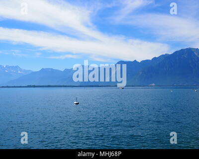 Panorama der alpinen Genfer See Landschaften von der Promenade in europäischen Stadt Montreux in der Schweiz gesehen mit buoyes und Schweizer Alpen, Clou Stockfoto
