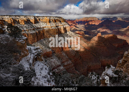 Schnee-bedeckten Klippen und Schluchten, von Rim Trail in der Nähe des Dorfes, Grand Canyon National Park, Arizona USA Stockfoto