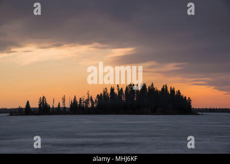 Gefrorenen See, Astotin See Sonnenuntergang, Elk Island National Park, Alberta, Kanada Stockfoto