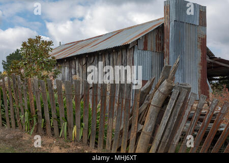 Hill End, New South Wales. Alte rostigem Eisen und Holz Tafel cottage in der historischen Goldgräberstadt von Hill End im zentralen Westen von New South Wales. Stockfoto