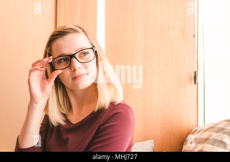 Portrait von lächelnden hübsche junge Frau in Gläsern Stockfoto