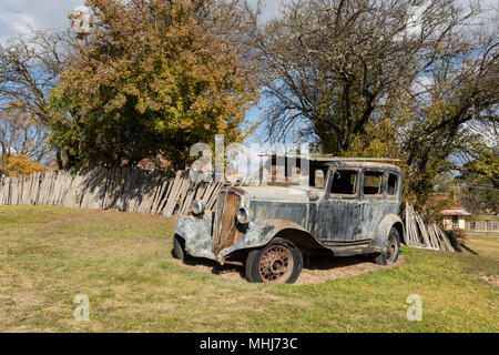 Hill End, New South Wales, Australien. Alten, verlassenen Auto in die alte Goldgräberstadt von Hill End nördlich von Bathurst im zentralen Westen von New South Wales. Stockfoto