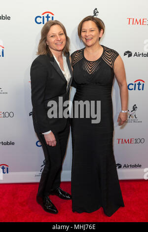 New York, NY - 24. April: Cindy Holland und Annie Imhoff Zeit 2018 100 Gala am Jazz am Lincoln Center besuchen am 24. April 2018 in New York City. Stockfoto