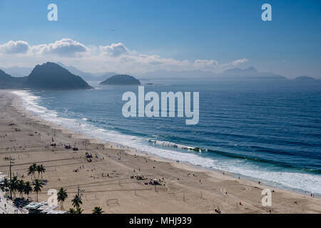 Blick auf den Strand von Copacabana rechts während am frühen Morgen, von der Dachterrasse des Hotel genommen, einige leichte Nebel können auf den blauen Himmel gesehen werden. Rio de Janei Stockfoto