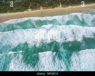 Mächtige Wellen brechen am Sandstrand - Luftbild Stockfoto
