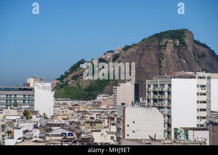 Blick auf Cantagalo Hill, mit seiner Favela Pavao Pavaozinho, vom Dach des luxuriösen Hotel in Copacabana gesehen. Stockfoto