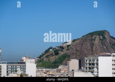 Blick auf Cantagalo Hill, mit seiner Favela Pavao Pavaozinho, vom Dach des luxuriösen Hotel in Copacabana gesehen. Stockfoto