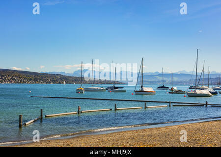 Den Zürichsee in der Schweiz Anfang Oktober, Gipfel der Alpen im Hintergrund - Blick von der Stadt Zürich. Stockfoto