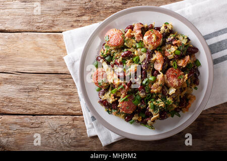 Brasilianische Feijao Tropeiro traditionelles Gericht aus Minas Gerais, mit Bohnen, Speck, Würstchen, Collard Greens, Eier gemacht. horizontal oben Ansicht von oben Stockfoto