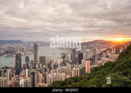 Ein Blick auf die Hong Kong Skyline Blick nach Osten in der Dämmerung Stockfoto
