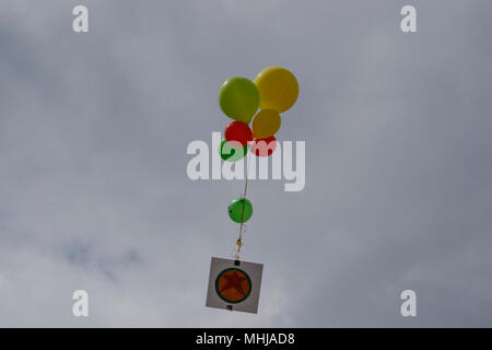 Frankfurt am Main, Deutschland. 01 Mai, 2018. Luftballons mit einem Zeichen mit dem roten Stern aus dem kurdischen Volk Schutz (YPG) ist fliegen lassen. Mehrere tausend Mitglieder der Gewerkschaften und der linken Parteien marschierten durch Frankfurt auf ihre traditionelle 1. Mai protestieren. Im März endete mit einer Kundgebung am Römerberg, im Zentrum der Altstadt von Frankfurt am Main vor dem Frankfurter Rathaus Römer. Quelle: Michael Debets/Pacific Press/Alamy leben Nachrichten Stockfoto