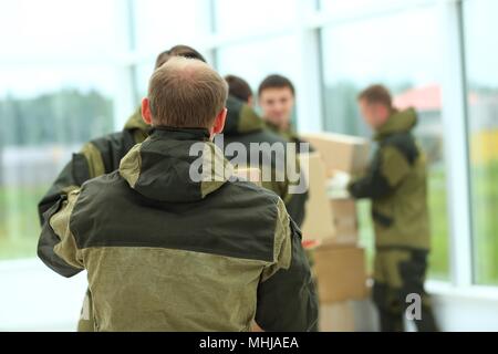 Verschwommenes Bild arbeiten mit Boxen von Baustoffen Stockfoto