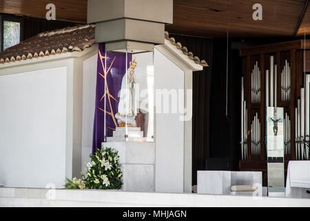 Fatima, Portugal. Die kanonisch gekrönt Bild der Muttergottes vom Rosenkranz von Fatima in der Kapelle der Erscheinungen verankert Stockfoto