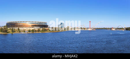 Matagarup Brücke im Bau neben Perth Optus Stadion. Stockfoto