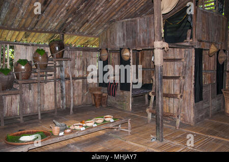 Innenraum eines Dusun Tribal House an Mari Mari Cultural Village, Kota Kinabalu, Sabah, Malaysia Borneo Stockfoto