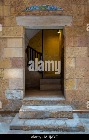 Alte externe Stil der alten Ziegel stein Wand und Tür zum Haus der ägyptischen Architektur historische Gebäude, Kairo, Ägypten Stockfoto