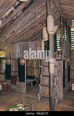 Innenraum eines Dusun Tribal House an Mari Mari Cultural Village, Kota Kinabalu, Sabah, Malaysia Borneo Stockfoto