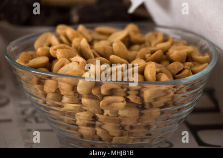 Erdnüsse in einer transparenten Schüssel Szene Stockfoto