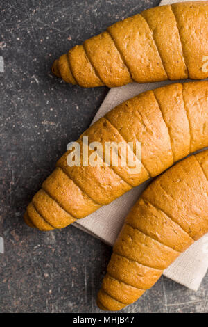 Salzig Brötchen. Vollkorn Croissants auf alten Küchentisch. Stockfoto