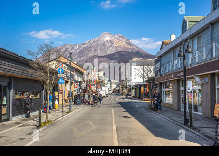 Fukuoka, Japan - Februar 9, 2018: yufu Stadt in Yufuin, Oita, Japan. Stockfoto