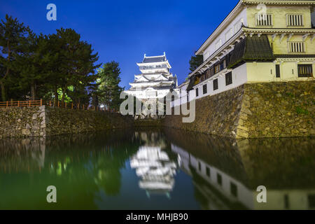 Nachtansicht von Kokura Castle in Kokura, Japan. Stockfoto