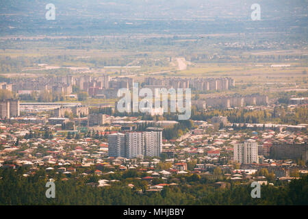 Kutaisi, Georgien. Luftaufnahme der Wohnviertel mit mehrstöckigen Häusern im sonnigen Herbsttag. Stockfoto