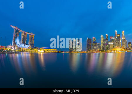 Panorama Blick auf die Singapur Skyline bei Nacht in Singapur. Stockfoto