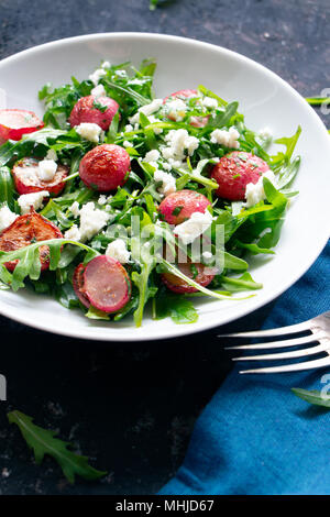 Frische Rucola Salat mit gerösteten Radieschen und Feta Käse Stockfoto