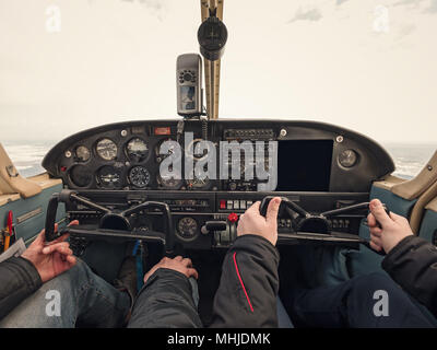 Ansicht der Rückseite des Pilot und Kopilot Bedienelemente der Corporate Jet Stockfoto