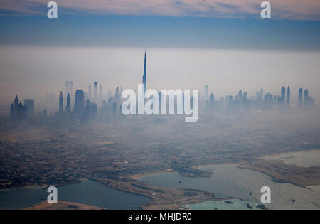 Das höchste Gebäude der Welt, das Burj Al Khalifa ragt aus der staubigen Sand Wolken über der Innenstadt von Dubai. Stockfoto