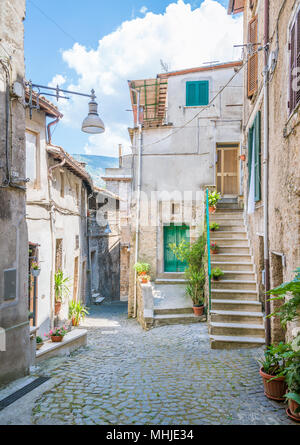 Subiaco Altstadt in einem Sommermorgen, Provinz Rom, Latium, Italien. Stockfoto