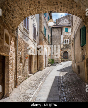 Subiaco Altstadt in einem Sommermorgen, Provinz Rom, Latium, Italien. Stockfoto