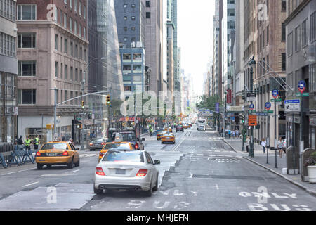 NEW YORK CITY - 14 Juni 2015: Stadt überlasteten Straße und Avenue auch am Sonntag Stockfoto