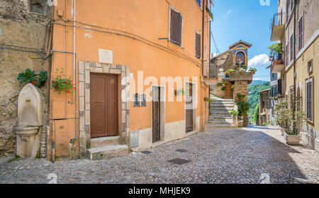 Subiaco Altstadt in einem Sommermorgen, Provinz Rom, Latium, Italien. Stockfoto