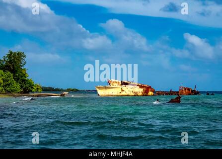 Verlassene Insel, Boote auf Weno Truk Lagoon Stockfoto