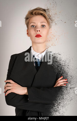 Ruhig und Ernst blond business Frau im schwarzen Anzug mit Dispersion Wirkung. Self-control, Gelassenheit, Stress, versteckte Emotionen und Geduld Konzept Stockfoto