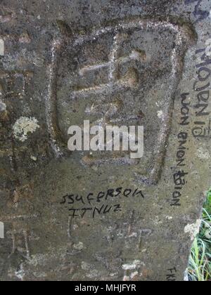 Japanische Namen geschnitzt in den Felsen, auf dem Zweiten Weltkrieg zurückgehen auf tonoas Insel Truk Lagoon gefunden Stockfoto