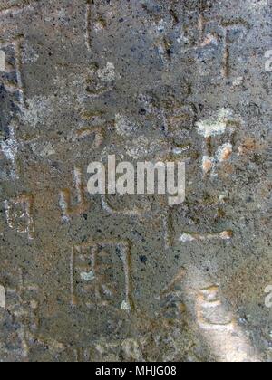 Japanische Namen geschnitzt in den Felsen, auf dem Zweiten Weltkrieg zurückgehen auf tonoas Insel Truk Lagoon gefunden Stockfoto