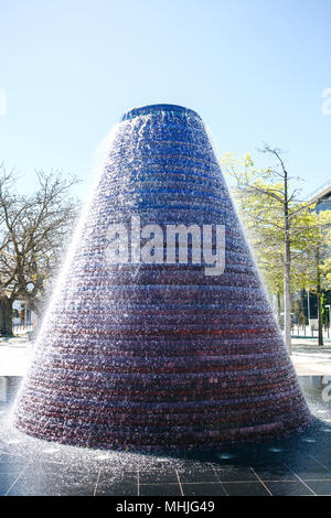 Brunnen aus Steinen in Form von Kegel Stockfoto