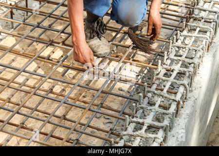 Der Arbeitnehmer Beziehungen stahl Verstärkung mit Kabel der Stiftung zu stärken. Close-up. Tageslicht. Stockfoto