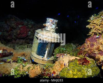 Eine alte japanische Laterne auf einem Wrack in Truk Lagoon Stockfoto