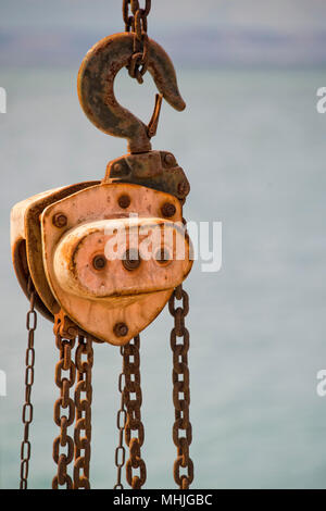 Winde auf einem Steg am Meer Stockfoto