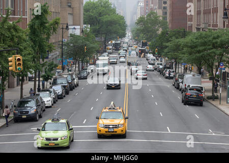 NEW YORK CITY - 14 Juni 2015: Stadt überlasteten Straße und Avenue auch am Sonntag Stockfoto