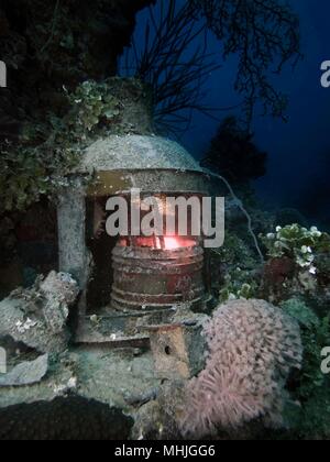 Japanische Laterne auf der Kaiserlichen Japanischen Marine cargo Schiff in Truk Lagoon während des Zweiten Weltkrieges gesunken Stockfoto