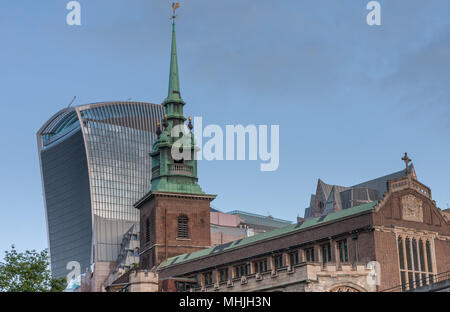 All Hallows durch den Turm, Anglikanische Kirche in der City von London, auf Hintergrund Wolkenkratzer. Stockfoto