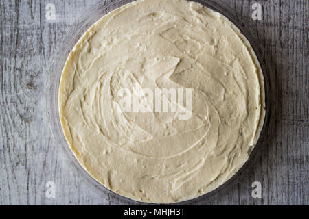 Hausgemachte New York Cheesecake auf weißem Holz- Oberfläche. Stockfoto