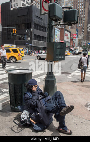 NEW YORK, USA - Juni 15, 2015 - Obdachlose in der Stadt Straße Stockfoto
